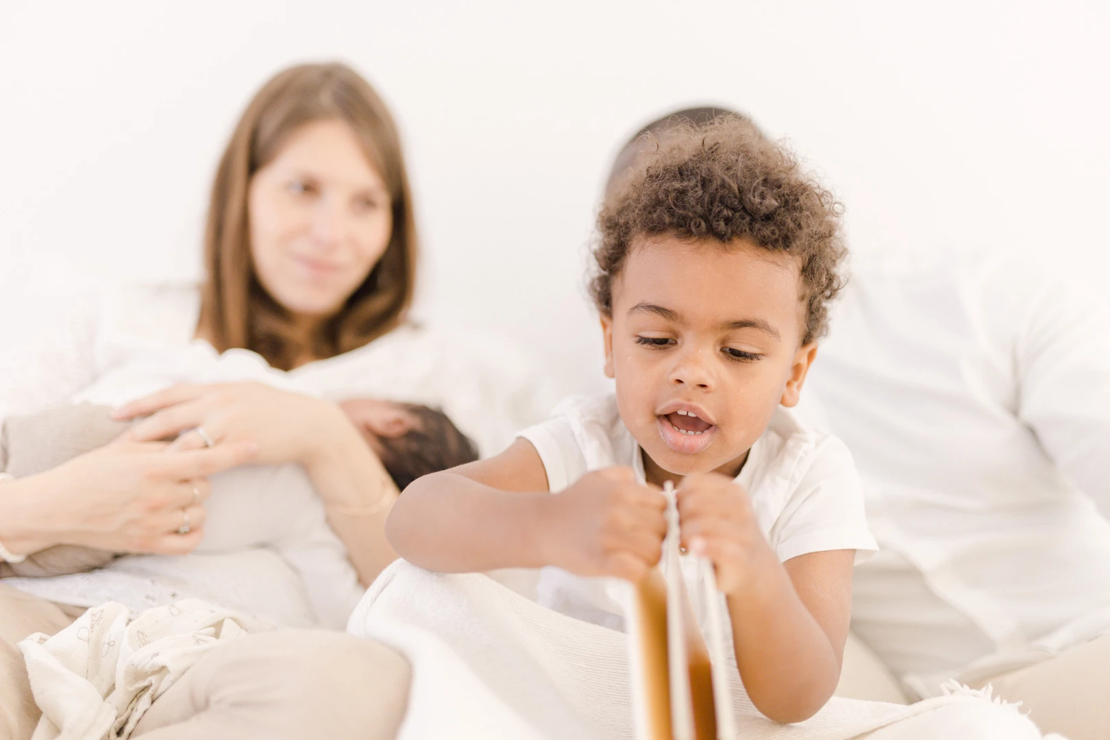 bonheur enfant famille jouer avec les enfants beige